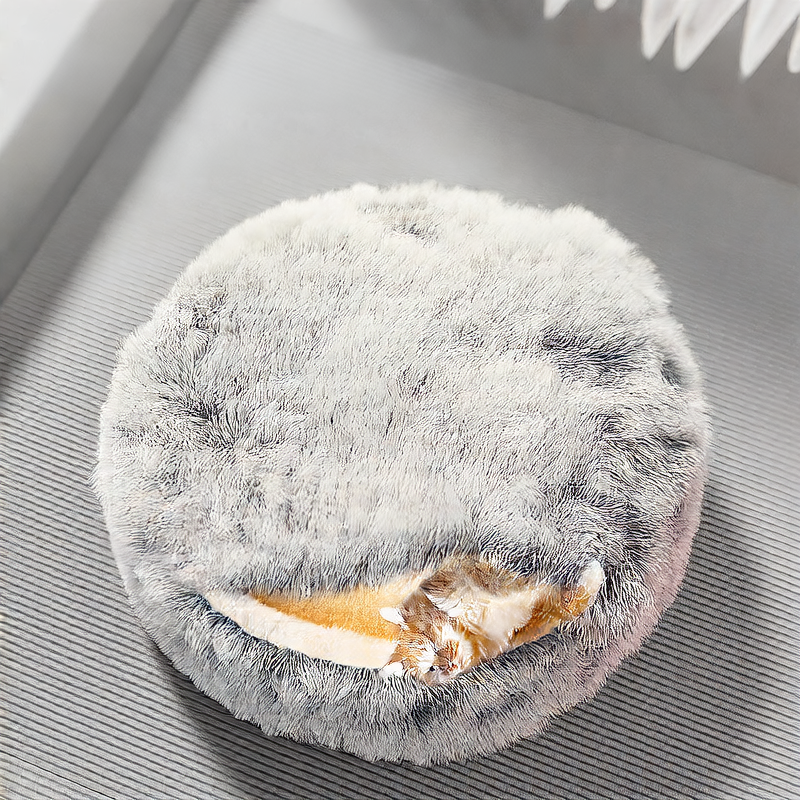 Warm, semi-enclosed cat bed
